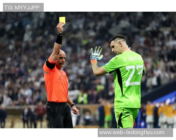 意媒报道肇事门将马丁内斯正在接受检查情绪仍然震惊不已